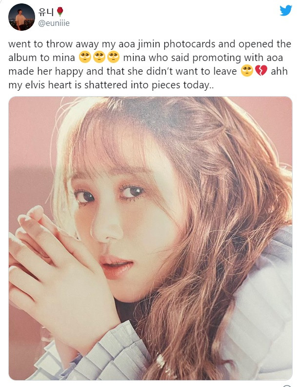 'Vừa ném hết postcard hình Jimin và mở album ảnh để nhìn Mina. Mina từng nói được cô rất thích được trong nhóm AOA và không muốn rời đi. Trái tim tôi hôm nay như bị vỡ thành từng mảnh vậy.'
