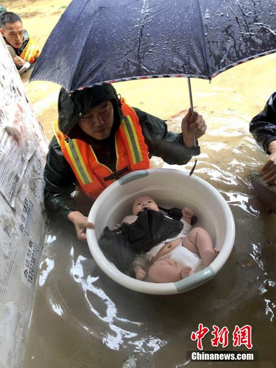Lực lượng cứu hộ phải làm việc vất vả. Có 5 đợt mưa lớn ở các tỉnh miền nam Trung Quốc kể từ đầu tháng 6 và Trung tâm Khí tượng Quốc gia cảnh báo miền nam Trung Quốc sẽ tiếp tục hứng chịu các trận mưa lớn đến hết ngày 13/7.