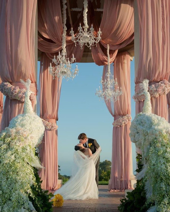 'Choáng ngợp' trước không gian lễ kỷ niệm ngày cưới lộng lẫy như cổ tích của nữ tỷ phú người Việt Mimi Morris Ảnh 6