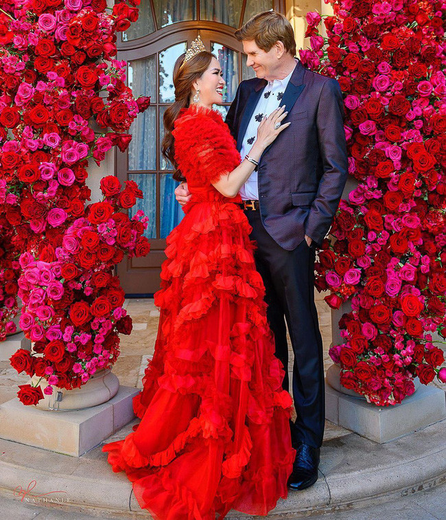 'Choáng ngợp' trước không gian lễ kỷ niệm ngày cưới lộng lẫy như cổ tích của nữ tỷ phú người Việt Mimi Morris Ảnh 3