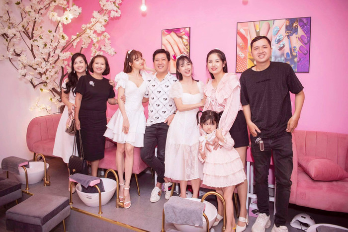 Trường Giang và Nhã Phương tại sự kiện khai trương cửa hàng lạp đẹp của chị gái 