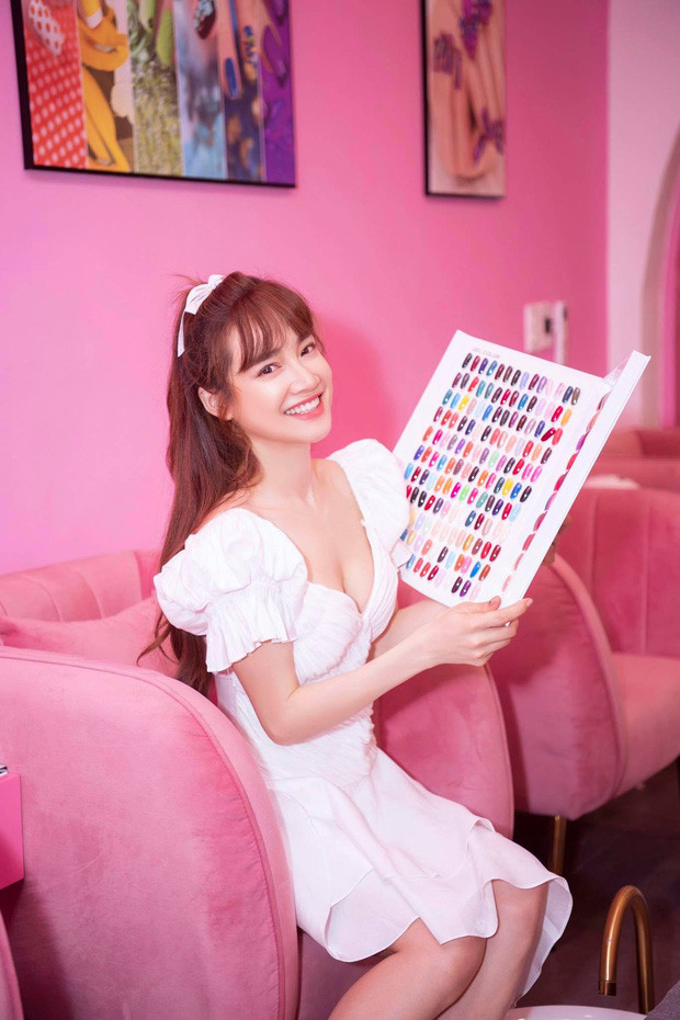 Bà xã Trường Giang khiến người hâm mộ không ngớt lời khen khi khoe nhan sắc xinh đẹp và vòng 1 lấp ló đầy gợi cảm 