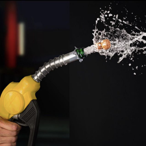 Những hình ảnh như thế này không hề có sự can thiệp của Photoshop. Chúng chỉ đơn thuần là kết quả cuộc việc ghép hình ảnh cần bơm xăng và chai sâm-panh làm một.