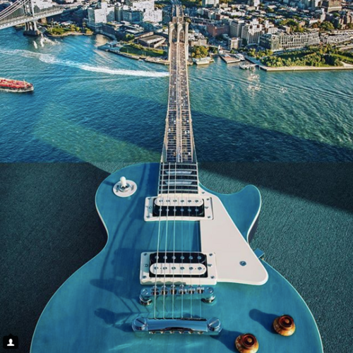 Cầu Brooklyn và một cây đàn guitar. 