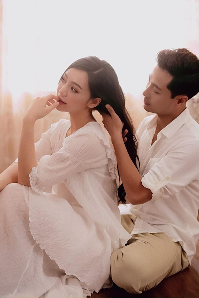 Cả hai đăng tải rất nhiều hình ảnh tình tứ bên nhau.