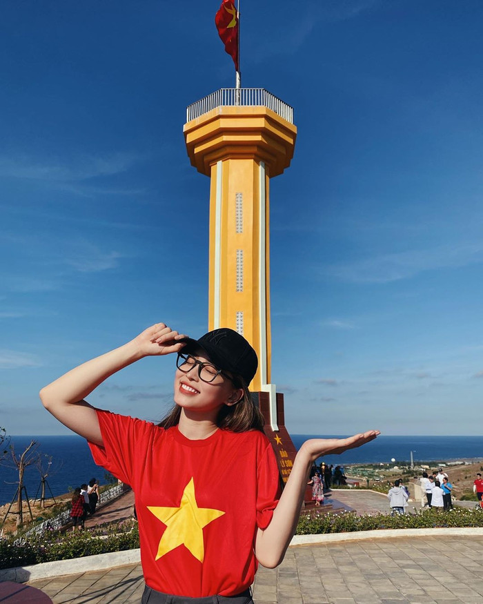 Á hậu Phương Nga diện áo cờ đỏ sao vàng khoe nụ cười tươi trong chuyến công tác mới đây cùng hội chị em hoa hậu - á hậu.