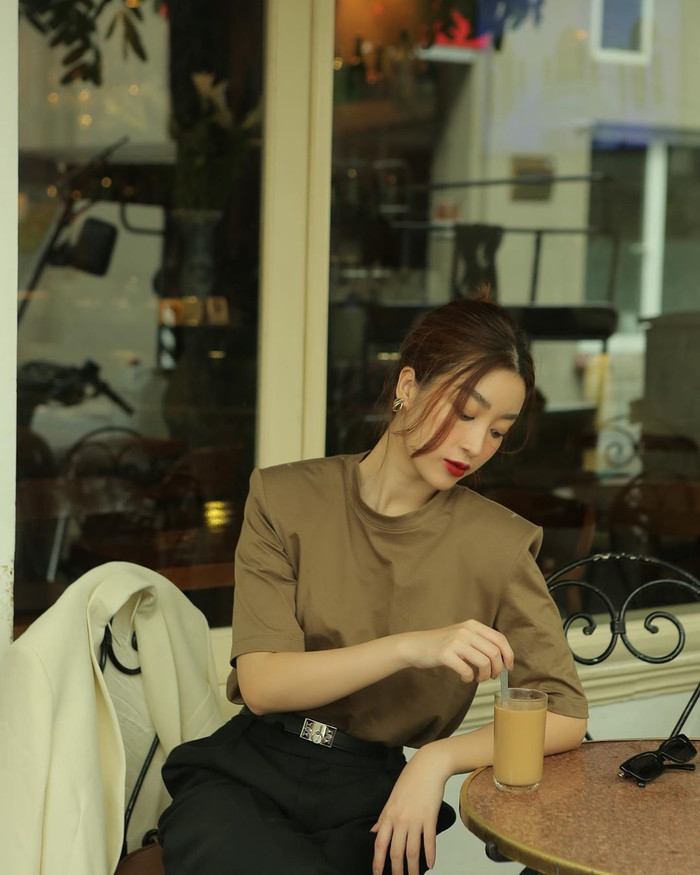 Hoa hậu Đỗ Mỹ Linh diện style quý cô sang chảnh, cuốn hút nhờ layout make-up sắc sảo.