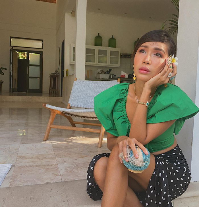 Hoa hậu - Siêu mẫu Minh Tú hài hước chia sẻ: Khắp thiên hạ vòng eo 56cm, 58cm, 51cm còn cô nàng thì sở hữu vòng eo ngấn mỡ.