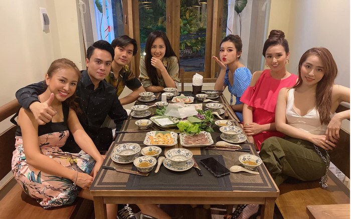 Nghỉ chơi với Phương Oanh, Huyền My gia nhập 'hội chị em' mới lại có thêm dàn trai đẹp tháp tùng Ảnh 2