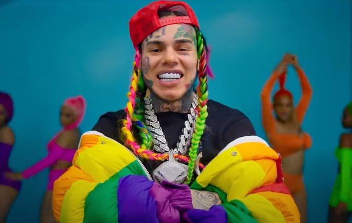 Tuy khá xa lạ với các khán giả Việt Nam nhưng tại Mỹ, Tekashi 6ix9ine lại là một trong những ngôi sao đang lên của làng giải trí.