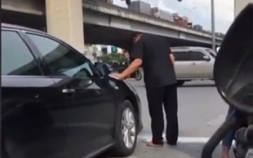 Đứng chờ đèn đỏ, người đàn ông thản nhiên bước xuống từ xe ô tô tiểu bậy giữa ngã tư đường Ảnh 2