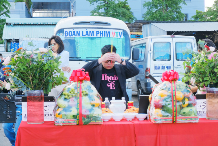 Để tạm mẹ bầu Đông Nhi ở nhà, Ông Cao Thắng cúng khai máy phim 'Thoát ế' cùng Bảo Anh, Quốc Trường Ảnh 2