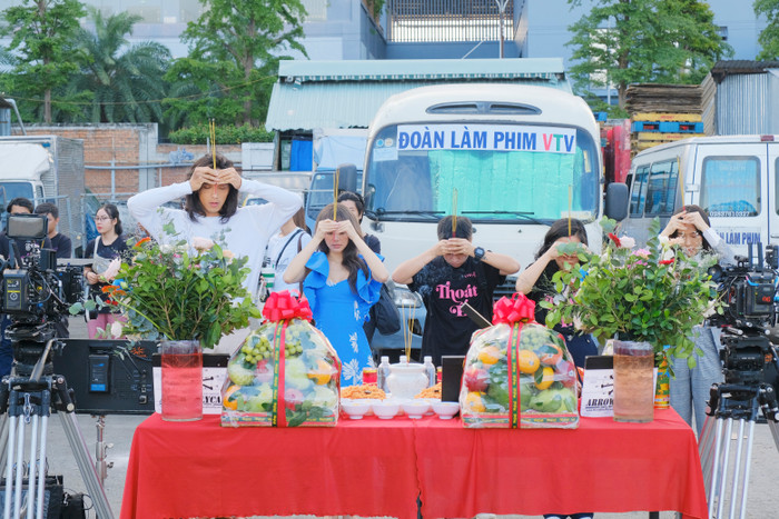 Để tạm mẹ bầu Đông Nhi ở nhà, Ông Cao Thắng cúng khai máy phim 'Thoát ế' cùng Bảo Anh, Quốc Trường