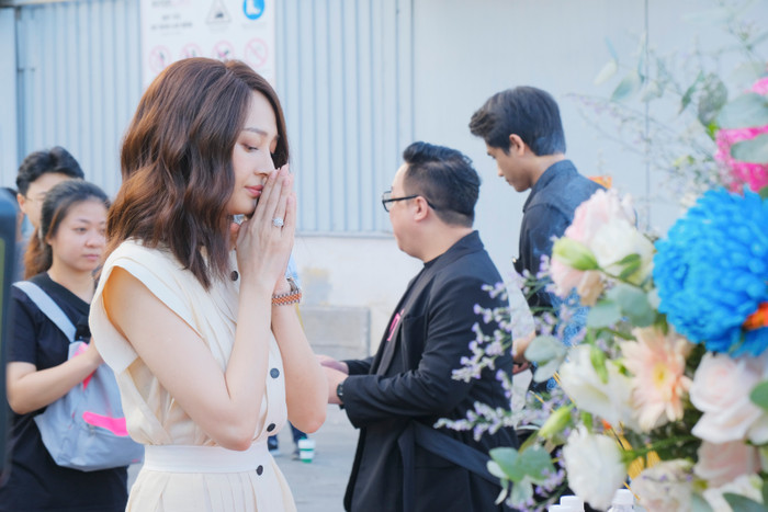 Để tạm mẹ bầu Đông Nhi ở nhà, Ông Cao Thắng cúng khai máy phim 'Thoát ế' cùng Bảo Anh, Quốc Trường Ảnh 6