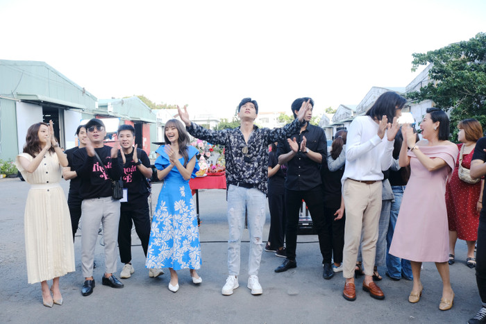 Để tạm mẹ bầu Đông Nhi ở nhà, Ông Cao Thắng cúng khai máy phim 'Thoát ế' cùng Bảo Anh, Quốc Trường Ảnh 12