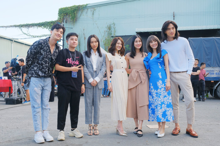 Để tạm mẹ bầu Đông Nhi ở nhà, Ông Cao Thắng cúng khai máy phim 'Thoát ế' cùng Bảo Anh, Quốc Trường Ảnh 11