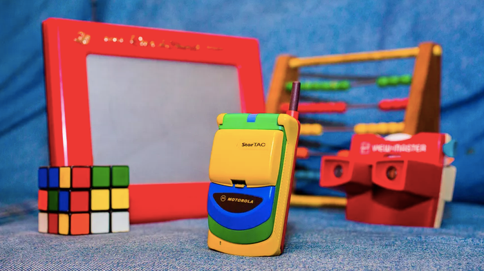 Phiên bản cầu vòng của chiếc Motorola StarTAC trông không khác gì một món đồ chơi cho trẻ em nhưng nó là một trong những chiếc điện thoại nổi tiếng ở thời kì của nó. Ảnh: CNET