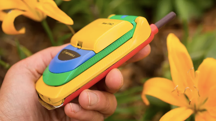 Phần lồi lên ở mặt trước điện thoại chính là nơi đặt pin. Ảnh: CNET