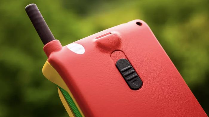 Đây là nút gạt người dùng sử dụng để gắn SIM vào máy. Ảnh: CNET