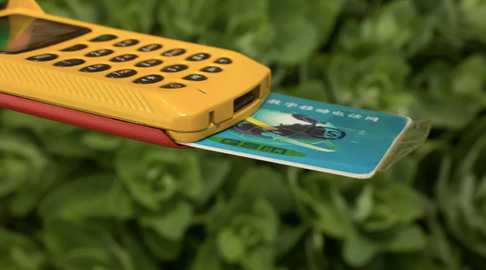 Có thể bạn sẽ bất ngờ khi biết vào thời điểm đó thẻ SIM to như một chiếc thẻ tín dụng. Ảnh: CNET