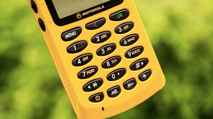 Cận cảnh phần bàn phím cứng của Motorola StarTAC. Ảnh: CNET