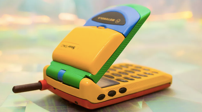 Vào ngày 3/1/1996, Motorola giới thiệu chiếc StarTAC. Nó có thân máy cấu thành từ nhựa màu đen (phiên bản nhiều màu mà bạn đang thấy ở đây chỉ được ra mắt một vài năm sau đó). Đây là chiếc điện thoại nắp gập đầu tiên trên thế giới. Nó có giá trên dưới 1.000 USD. Ảnh: CNET