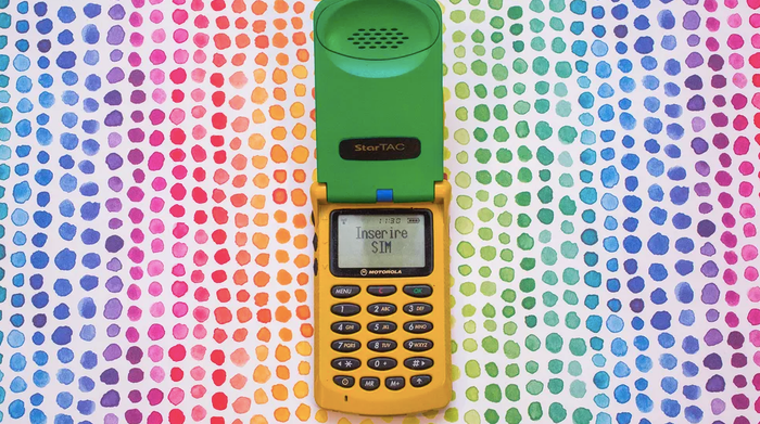 Motorola thậm chí gọi StarTAC là một mẫu điện thoại “mang mặc”. “Nó có thể được đeo một cách thời trang như một phụ kiện,” thông cáo báo chí ra mắt của nó viết. Ảnh: CNET