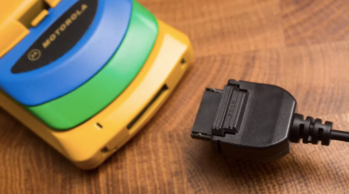 Đây là cách người dùng sạc Motorola StarTAC. Ở thời điểm năm 1996, các nhà sản xuất không thường sử dụng một chuẩn sạc chung. Ảnh: CNET