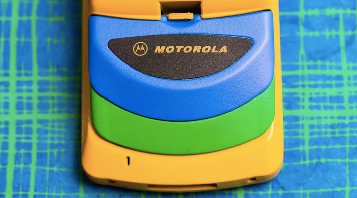 StarTAC cũng là một trong những điện thoại đầu tiên trên thế giới có các mô tơ rung và nhờ thế người dùng có thể nhận biết cuộc gọi của mình một cách yên lặng. Ảnh: CNET