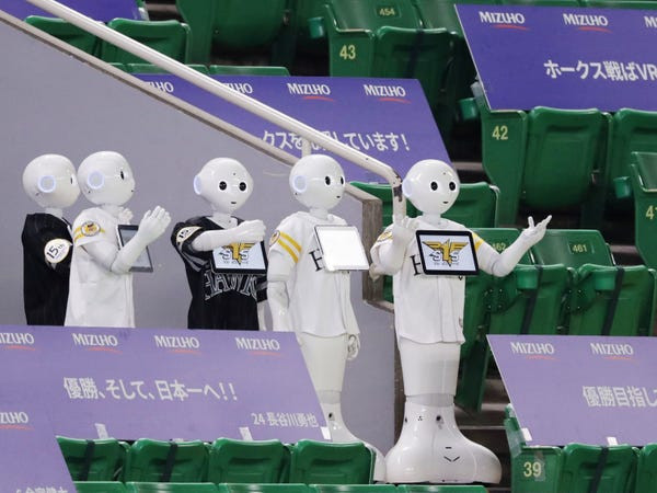 Trên khán đại, Pepper mặc một chiếc áo với biểu tượng của SoftBank Hawks. Ảnh: Getty
