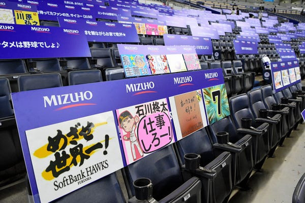 Dù không được tham dự trận đấu, người hâm mộ vẫn có thể để lại các thông điệp cổ động trên các hàng ghế. Ảnh: Getty