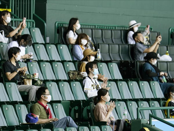 Thực tế, một số sân vận động đã bắt đầu cho phép người hâm mộ vào sân dưới dạng thử nghiệm kèm theo hoạt động đo thân nhiệt và đeo khẩu trang bắt buộc. Ảnh: Getty