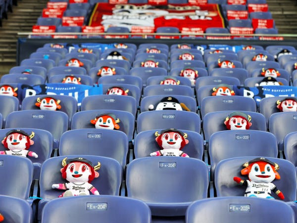 Một số đội bóng khác, ví dụ như Orix Buffaloes, đặt thú bông vào các khán đài trống. Ảnh: Getty