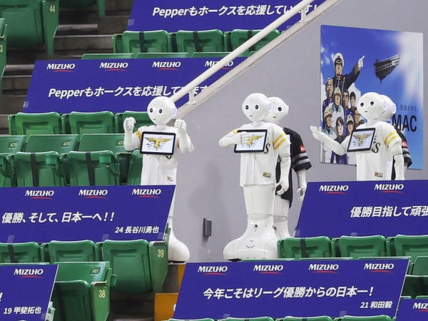 Robot Pepper đã được giới thiệu trên các khán đài. Ảnh: Getty