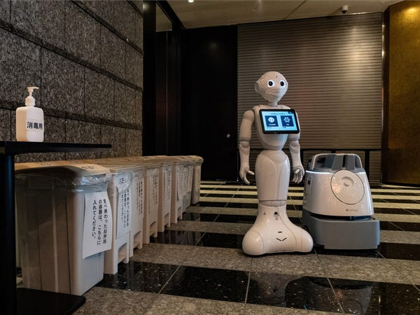 Chú robot này cũng được sử dụng trong nhiều mục đích khác nhau để chống lại COVID-19 ở Nhật Bản, bao gồm giảm thiểu lượng nhân sự và lây nhiễm tại các khách sạn lưu trú bệnh  nhân COVID-19. Ảnh: Getty