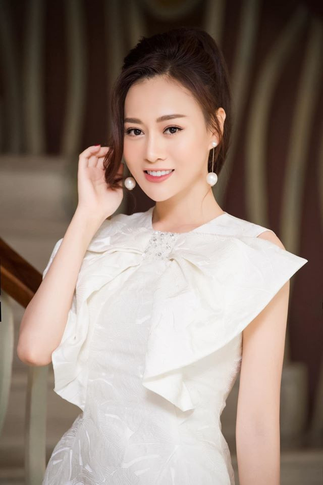 Phương Oanh diện trang phục 'kín cổng cao tường' sau sự cố cách đây không lâu.