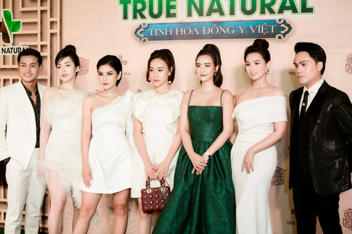 Phương Oanh diện đầm trắng tinh khôi cùng Huyền Lizzie, chữa lỗi trang phục hở bạo 'kém sang' từng gây mất điểm.