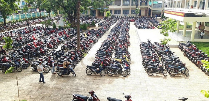 Những chiếc xe máy đủ chủng loại được xếp ngay ngắn trong sân trường.