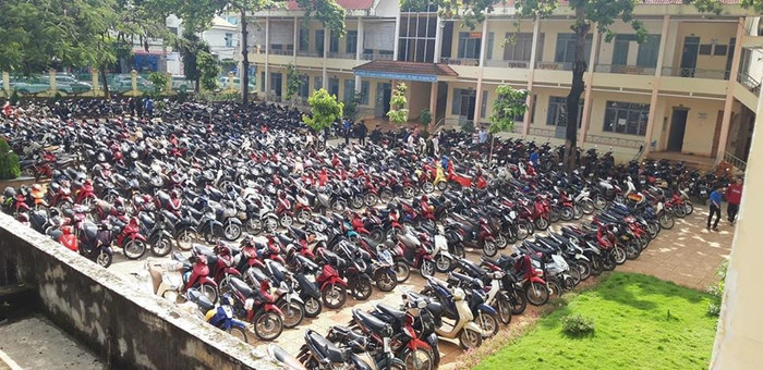 'Trường tớ không có nhiều oto nhưng được cái rất gọn gàng và ngăn nắp', nữ sinh đăng bài viết trên mạng xã hội.