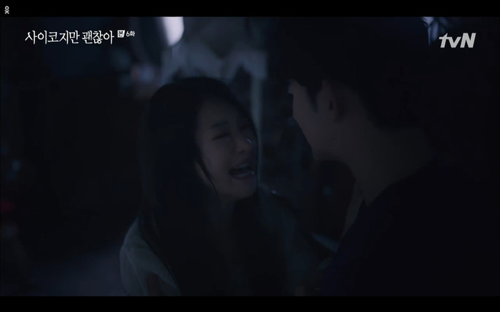 Kang Tae vỗ về Moon Young. 