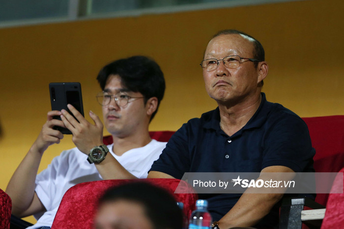HLV Park Hang Seo dự khán trận derby Thủ đô.