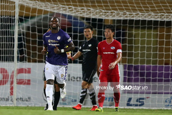 Rimario ghi bàn thắng gỡ hòa 1-1 cho CLB Hà Nội.