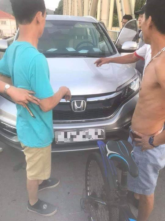 Chiếc xe ô tô của cán bộ công an trại giam bỏ lại trên cầu, nghi nhảy sông tự tử. Ảh Người Lao Động