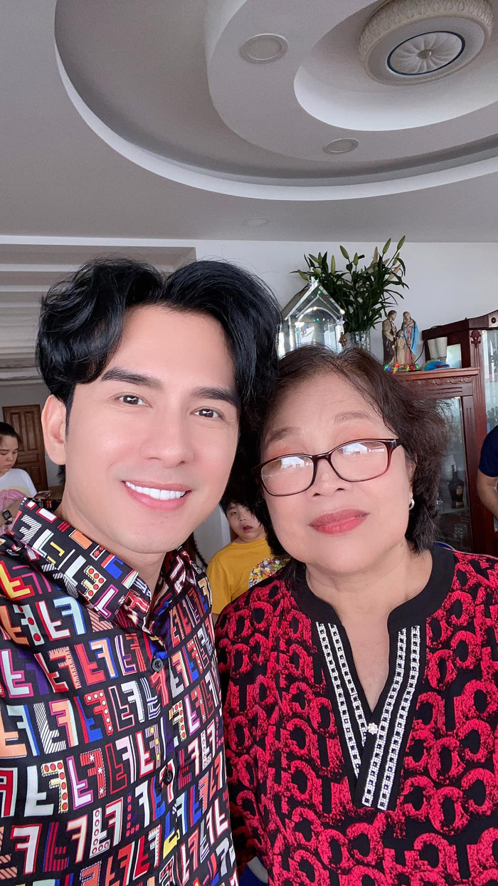 Đan Trường cùng cả gia đình tụ họp mừng sinh nhật tuổi 65 của mẹ.