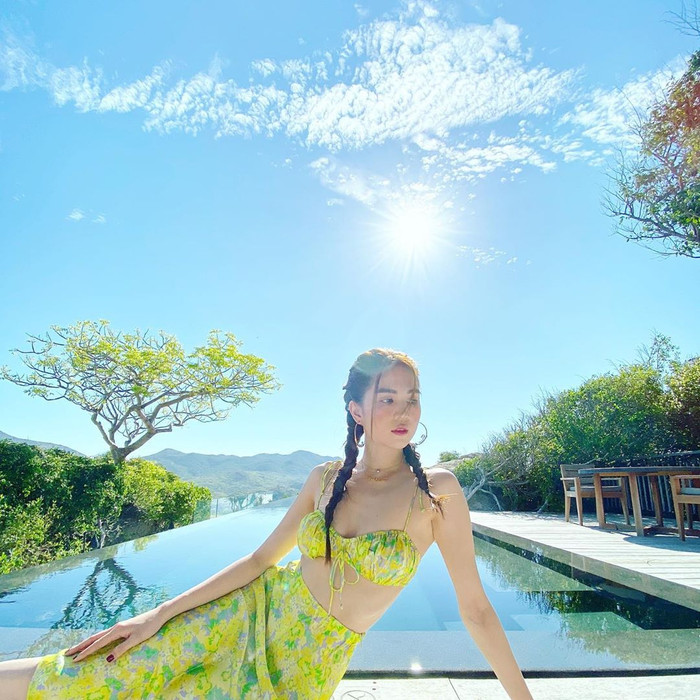 'Nữ hoàng nội y' diện áo croptop khoe vòng eo 53cm trứ danh cùng làn da trắng nõn vô cùng gợi cảm