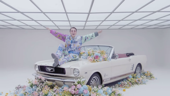 Sơn Tùng M-TP Vẫn giữ phong cách quen thuộc với tạo hình ngồi trên mui xe trong MV 'Có chắc yêu là đây'.