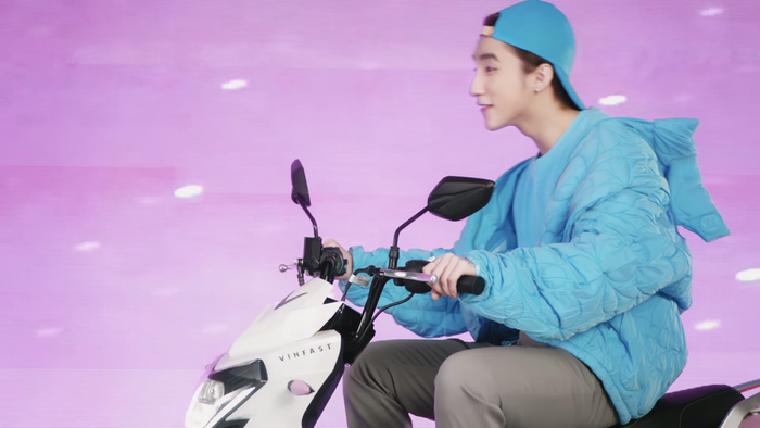 Sơn Tùng tự tay cầm lái mẫu xe của VinFast.