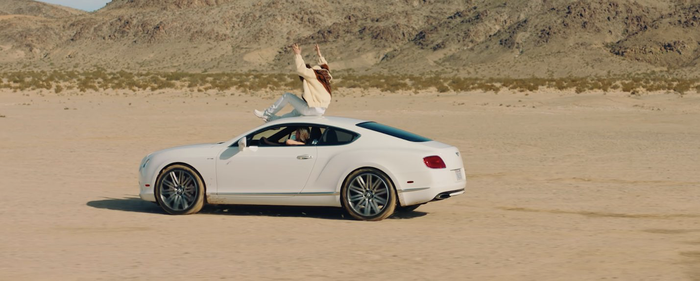 Trong sản phẩm âm nhạc “Hãy trao cho anh” từng gây sốt năm 2019, Sơn Tùng M-TP đã sử dụng một chiếc Bentley Continental GT 2012 phiên bản trắng.