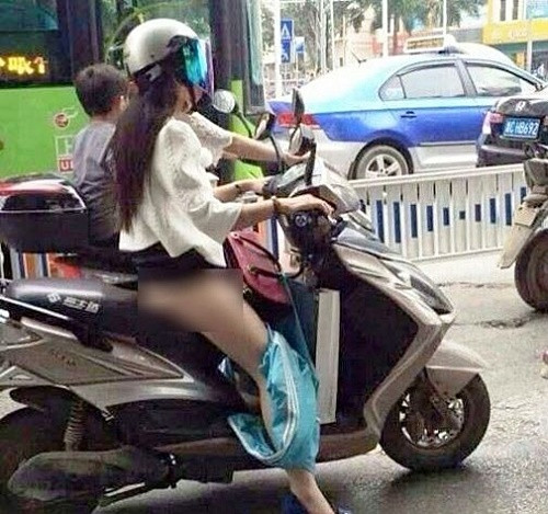 Đi mua ô tô đắt tiền nhưng nữ đại gia lại mặc đồ 'thiếu vải' khiến dân tình ngán ngẩm Ảnh 7