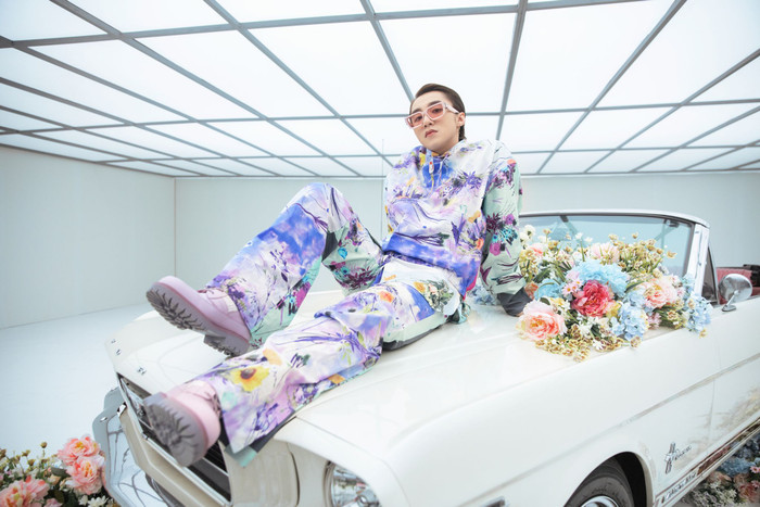 Sơn Tùng M-TP chắp bút theo phong cách tự sự ở phần hát, còn phần rap sẽ tựa như cuộc đối thoại giữa nội tâm của chàng trai và bản thân mình. Ca khúc nói về tâm trạng của một người con trai đem lòng yêu một cô gái mà không dám bước đến